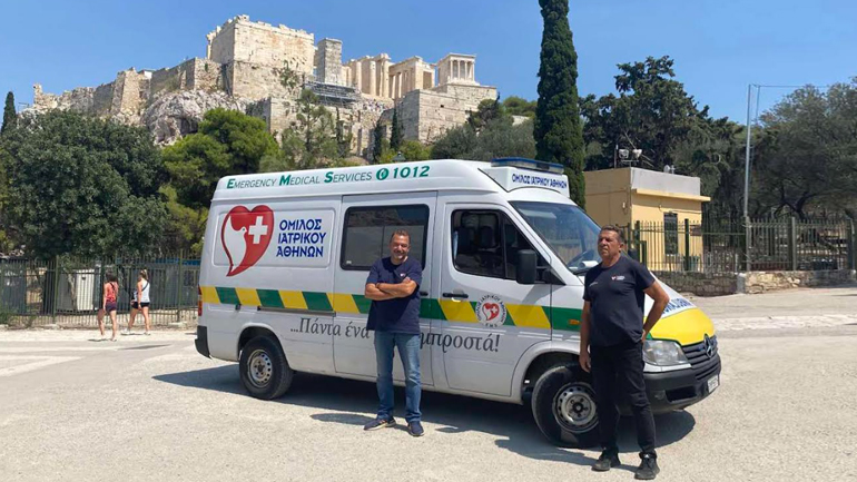 Ασθενοφόρο του Ομίλου Ιατρικού Αθηνών στην Ακρόπολη για τις ανάγκες του καύσωνα